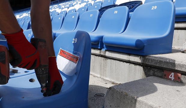 Desmontan los asientos del viejo estadio Vicente Calderón. (Foto: Atlético de Madrid).