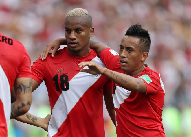 Carrillo celebra con sus compañeros el gol en el Australia-Perú del Mundial de Rusia.