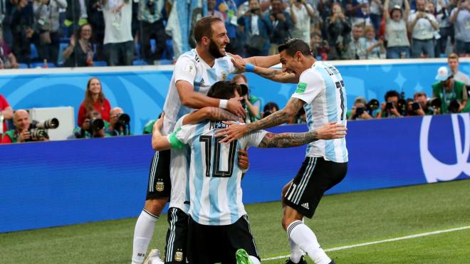 Messi marca el primer gol del partido frente a Nigeria.