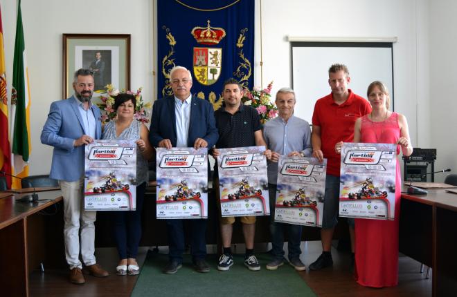 Foto de familia tras la presentación.