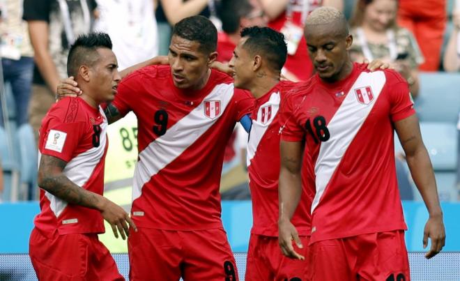 Los jugadores de Perú celebran uno de los goles conseguidos ante Australia en la fase de grupos del Mundial Rusia 2018