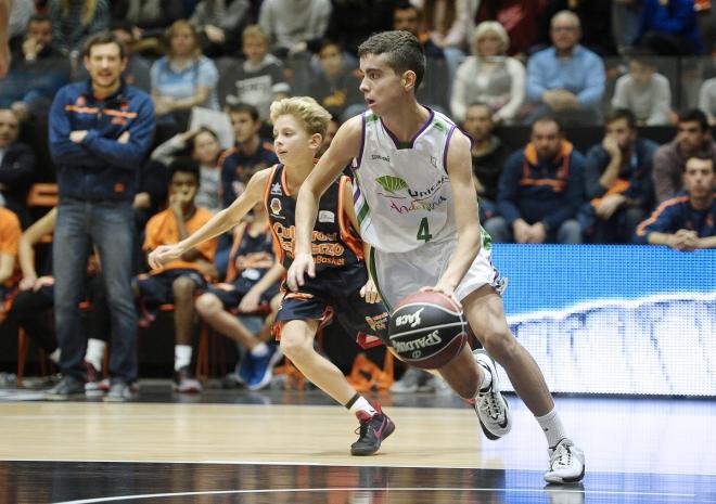 Javier Luque bota el balón.