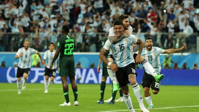Marcos Rojo y Messi festejan el segundo gol de Argentina.