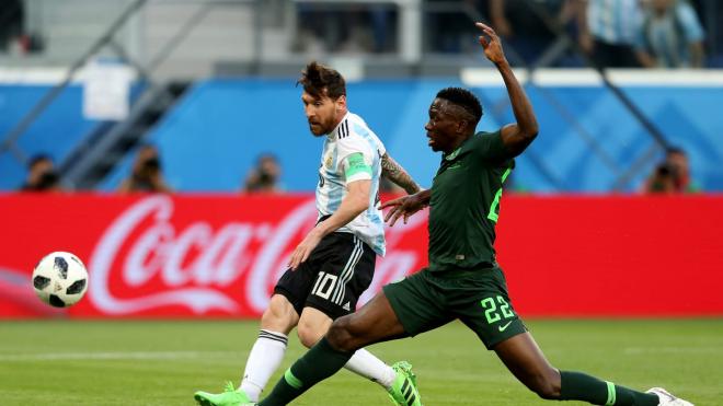 Messi dispara ante Idowu en el partido entre Nigeria y Argentina.