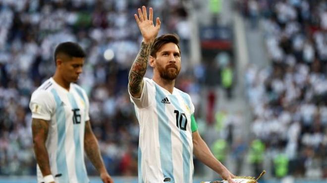 El argentino Leo Messi saluda a la afición albiceleste tras la victoria sobre Nigeria.