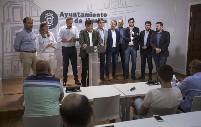 Rueda de prensa ofrecida por el alcalde de Huelva junto a miembros del equipo de Gobierno y el consejo de administración del Decano.
