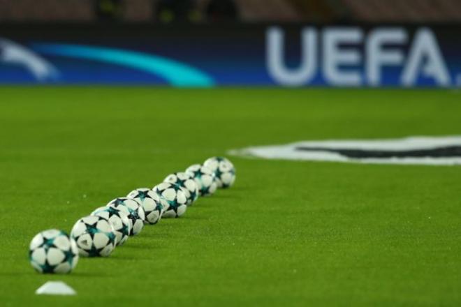 Varios balones de la Champions sobre el césped.