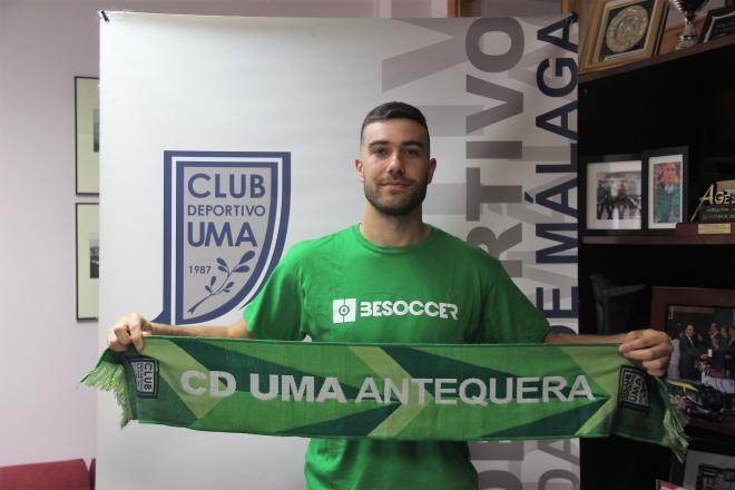 Alberto Saura, posando con la bufanda del club antequerano.