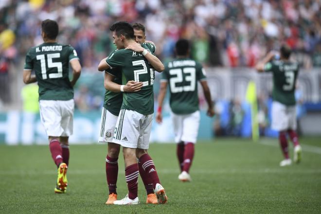 El Chicharito Hernández y Chucky Lozano celebran el gol de México a Alemania en la primera jornada.