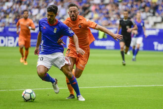 Guillermo Cotugno protege el balón en el partido contra el Reus.