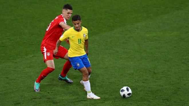 Philippe Coutinho controla la pelota delante de Milenkovic, posible fichaje, en el Serbia-Brasil del pasado Mundial de Rusia.