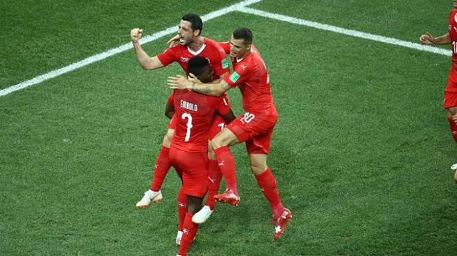 Dzemaili celebra junto a sus compañeros su gol con Suiza ante Costa Rica en el Mundial de Rusia.
