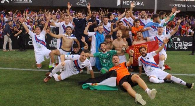 El Extremadura celebra su ascenso a segunda división contra el Cartagena.