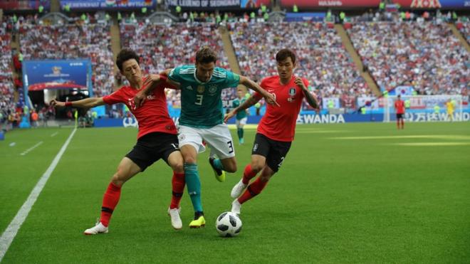 Héctor lucha un balón en el Corea-Alemania del Mundial de Rusia.