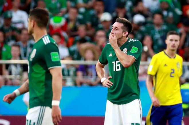 Héctor Herrera se lamenta durante el partido de México ante Suecia.