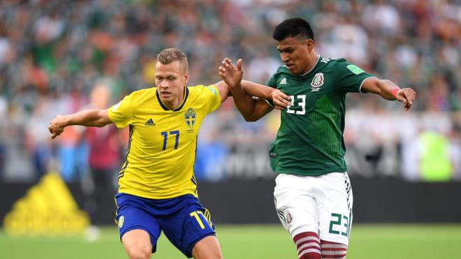 Jesús Gallardo y Claesson disputan un balón.