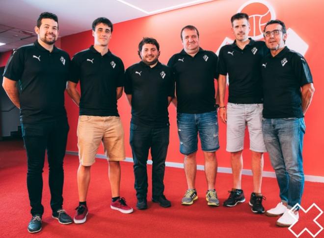 Jon Telletxea, junto a su equipo técnico en el femenino. FOTO: SD EIBAR