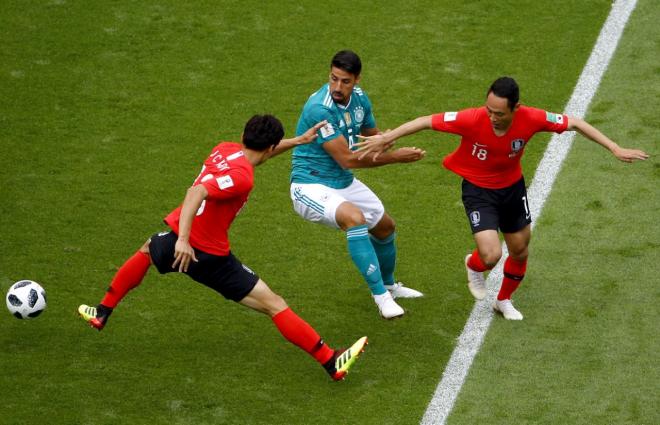 Khedira lucha un balón en el Corea-Alemania del Mundial de Rusia.