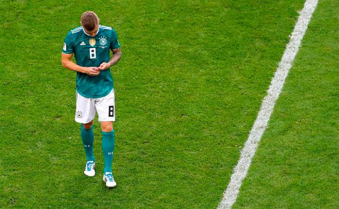 Toni Kroos abandona el terreno de juego cabizbajo después de que Alemania sea eliminada del Mundial de Rusia 2018.