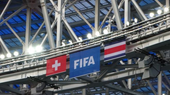 Las banderas de Suiza y Costa Rica ondean sobre el estadio de Nizhny Novgorod.