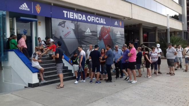 Los aficionados se agolpan a las puertas de las oficinas. (Foto: Real Zaragoza)
