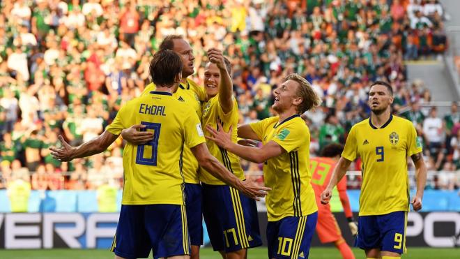Los jugadores de Suecia celebran uno de los goles ante México.