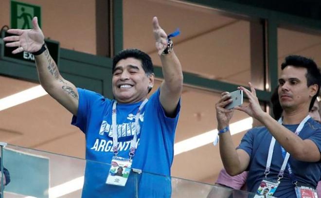 Maradona saluda a la afición albiceleste durante la disputa del encuentro entre Nigeria y Argentina del Mundial de Rusia.