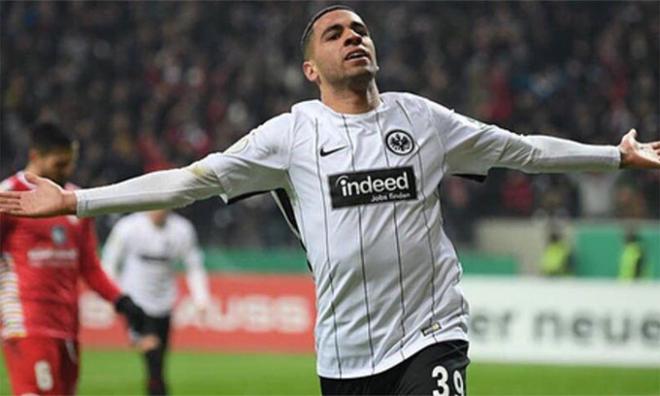 Omar Mascarell celebra un gol con el Eintracht de Frankfurt.