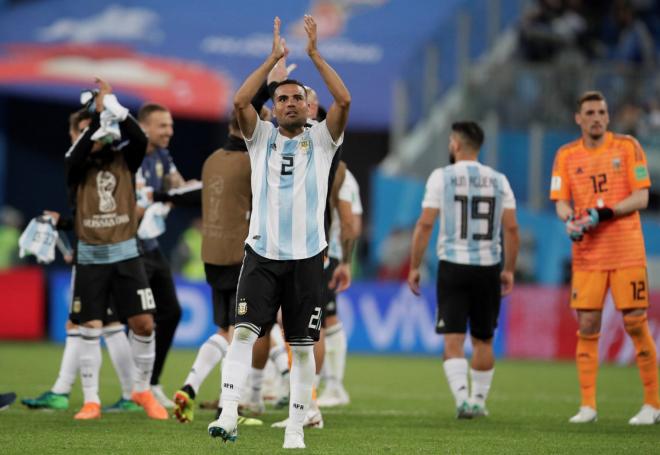 Mercado celebra el triunfo de Argentina contra Nigeria.