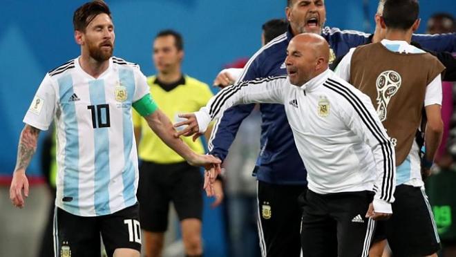 Messi, junto a Sampaoli, durante la disputa del encuentro entre Nigeria y Argentina del Mundial de Rusia.