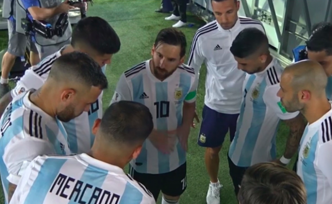 Messi charla con sus compañeros en el descanso.