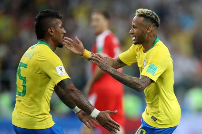 Neymar y Paulinho celebran un gol de su selección en el Serbia-Brasil del Mundial de Rusia 2018