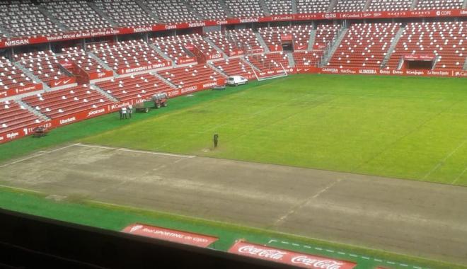 Cambio de césped del estadio de El Molinón (Foto: Radio Marca).