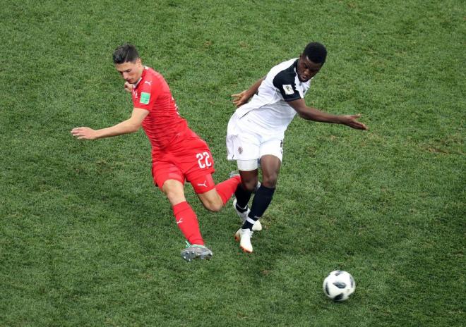 Schar y Campbell pelean por la pelota en el Suiza-Costa Rica del Mundial de Rusia 2018