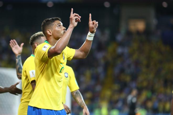 Celebración de Thiago Silva tras su gol en el partido de la selección brasileña ante Serbia.