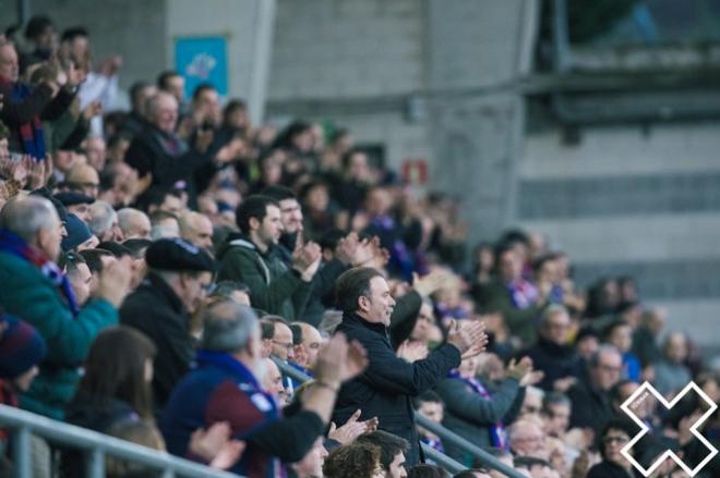 Aficionados del Eibar aplaudiendo. (Foto: SD Eibar)