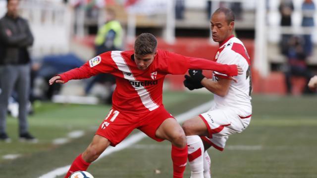 Baiano y Pozo pelean por un balón en un duelo entre el Sevilla Atlético y el Rayo Vallecano.
