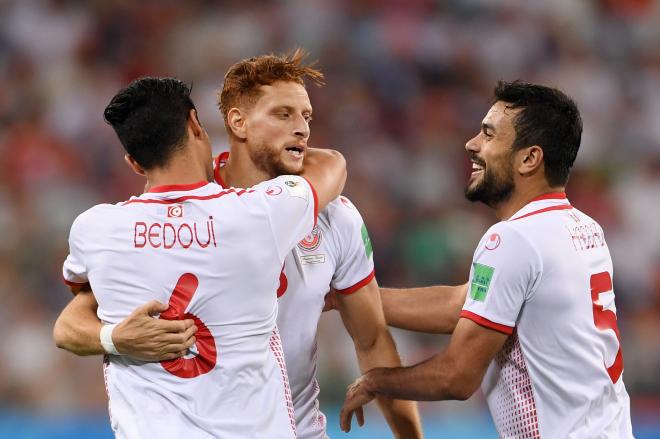 Ben Youssef celebra el primer gol de Túnez con sus compañeros.