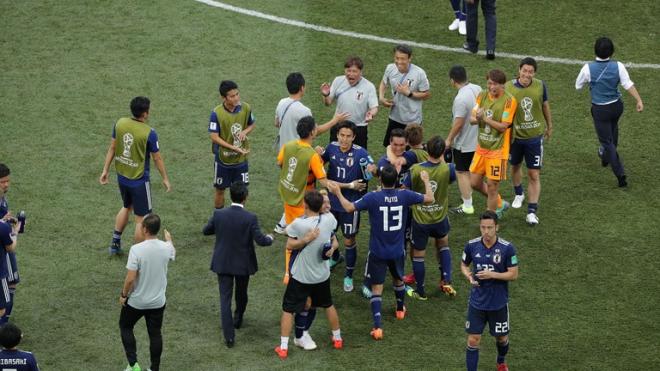Los jugadores de la selección de Japón celebran el pase a octavos de final del Mundial.