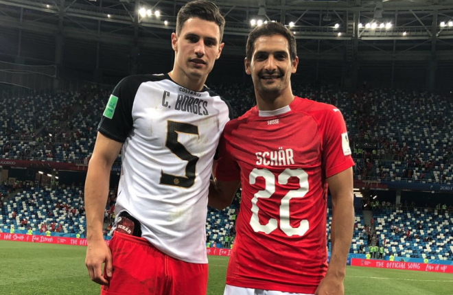 Fabian Schär y Celso Borges intercambian sus camisetas al término del Suiza-Costa Rica correspondiente a la tercera jornada de la fase de grupos del Mundial de Rusia (Foto: Celso Borges).
