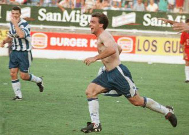 Pablo Guede celebra uno de sus goles en el decisivo partido ante el Tarrasa.