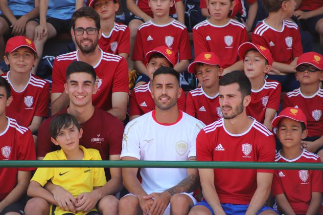 Ferran, Camara y Gayá con los chicos de sus campus.