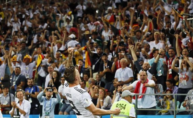 Kroos celebrando su gol frente a Suecia.