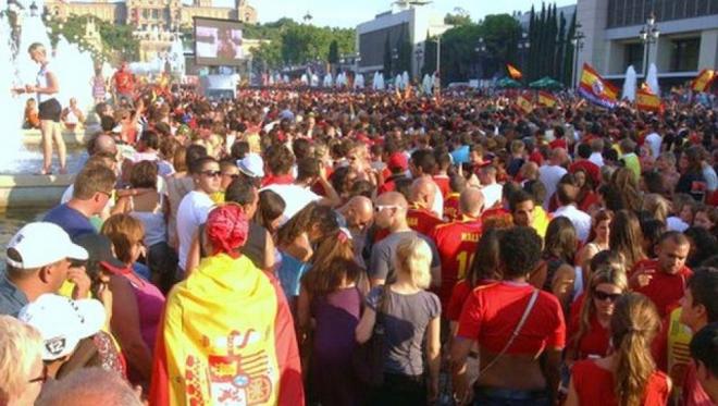 Los aficionados de España se congregan para ver un partido de España.