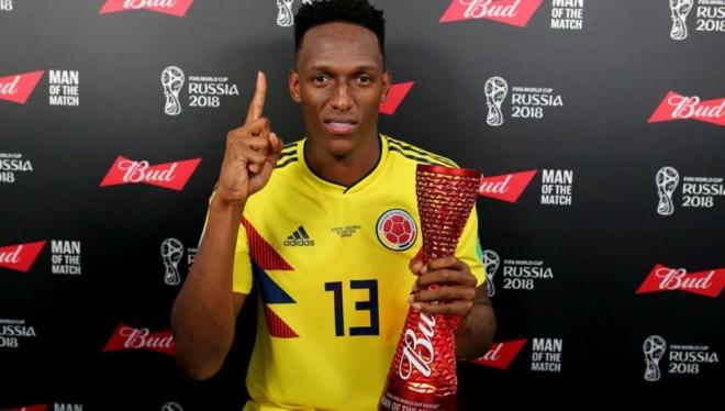 Yerry Mina posa con el trofeo al MVP del partido después del choque entre Colombia y Senegal del Mundial de Rusia 2018.