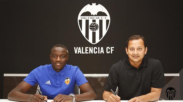 Mouctar Diakhaby firma su contrato con Anil Murthy. (Foto: Valencia CF)