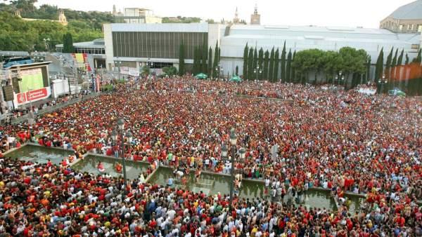 Partido de la selección española retransmitido en pantalla gigante en Barcelona.