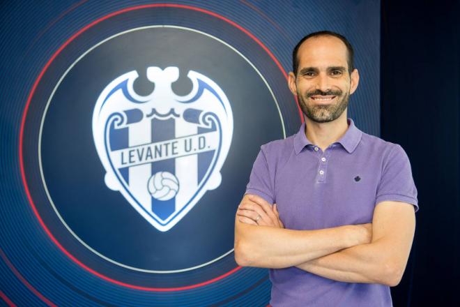 Pepe Pastor presentado con el Levante UD.