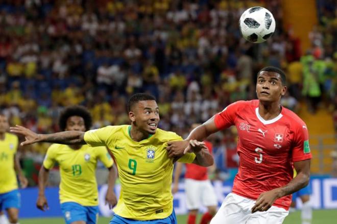 Akanji y Gabriel Jesús pelean un balón en el Brasil-Suiza del Mundial de Rusia 2018.