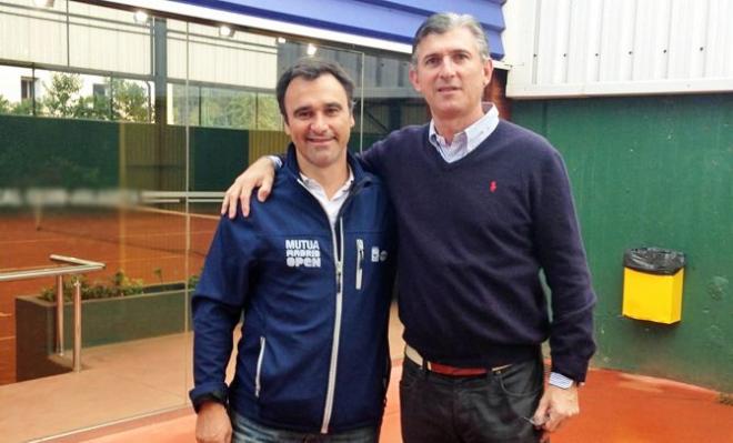 Igor del Busto junto a Alberto Berasategui, que da nombre a la pista central del club Kiroleta de Bakio.